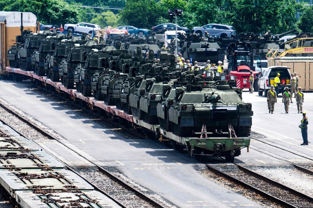 至少150台各型军用车辆等都将参与阅兵。法新社