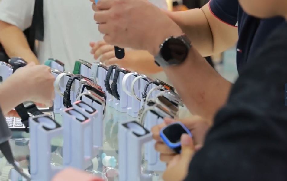 中国制的科技产品成为外国游客的消费重点。中新网