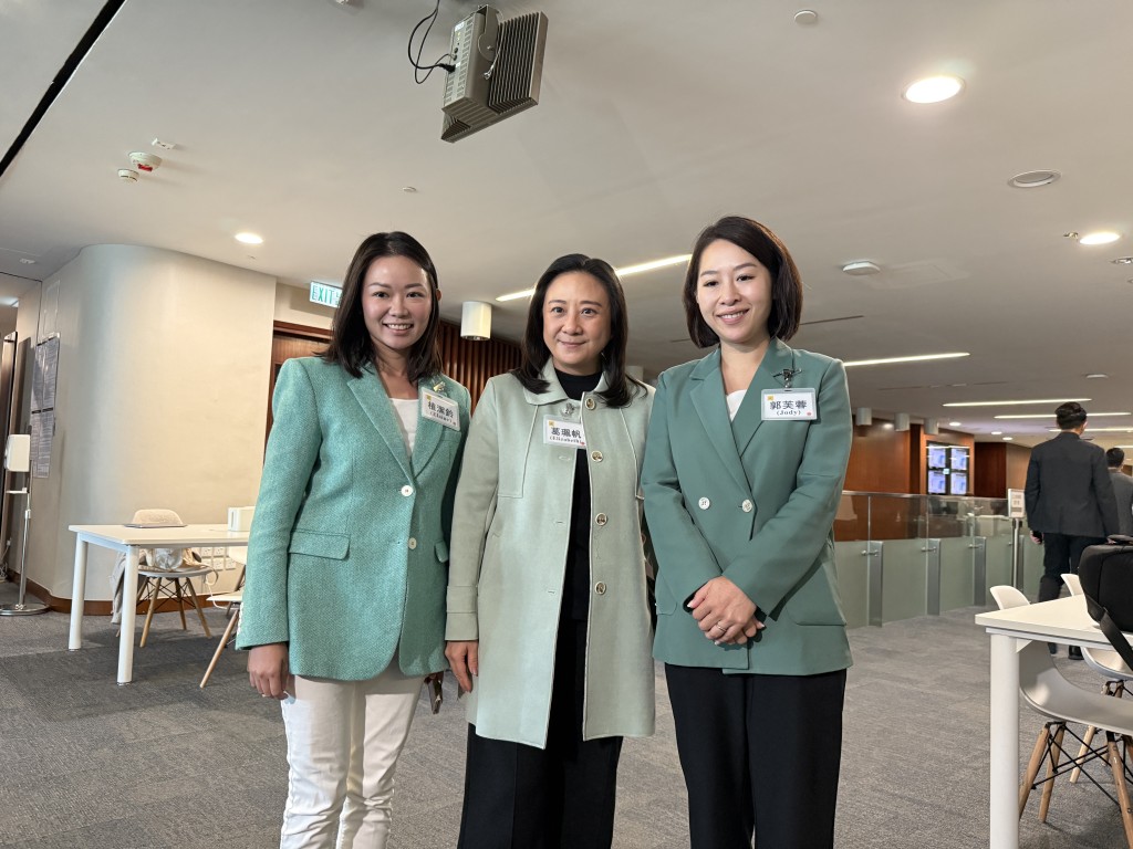 葛珮帆、植潔鈴及郭芙蓉不約而同齊齊穿上綠色外套。 葛珮帆、植潔鈴及郭芙蓉不約而同齊齊穿上綠色外套。