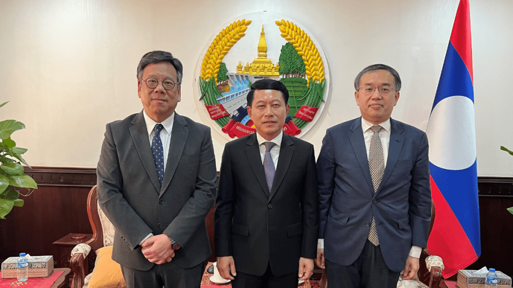許正宇（右）和丘應樺（左）今日在老撾萬象與老撾外交部部長沙倫賽（中）舉行雙邊會議，討論共同關注的議題。政府新聞處