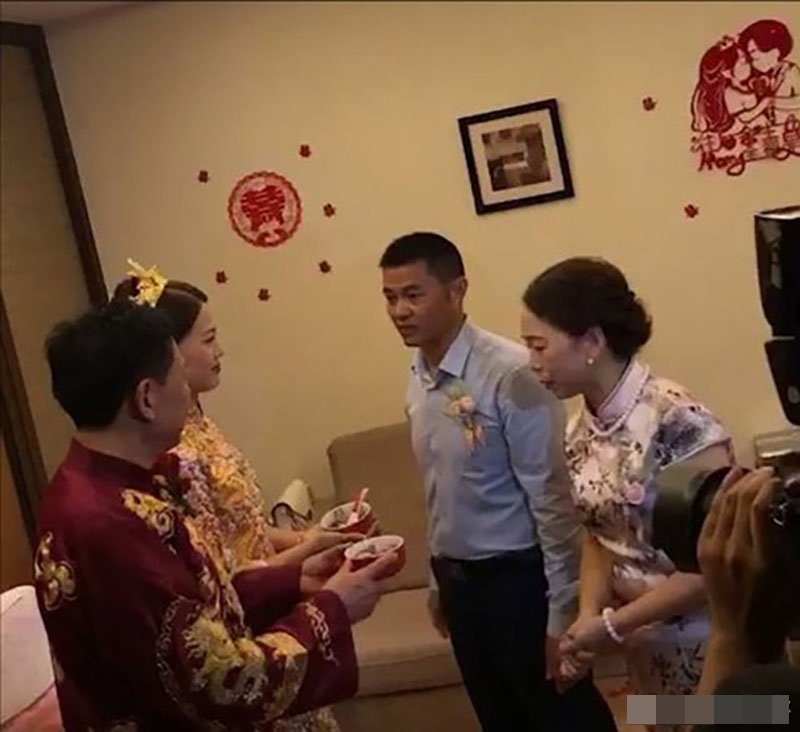 一對新人敬酒。網圖