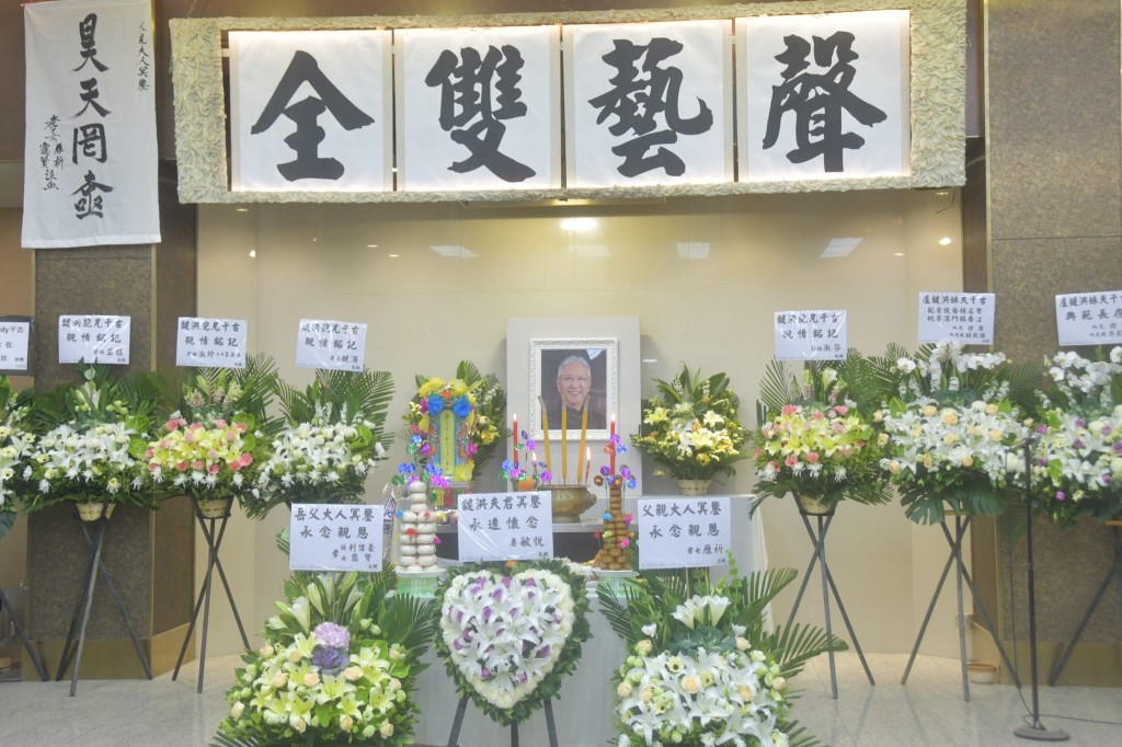 盧雄的靈堂佈置簡潔莊重。