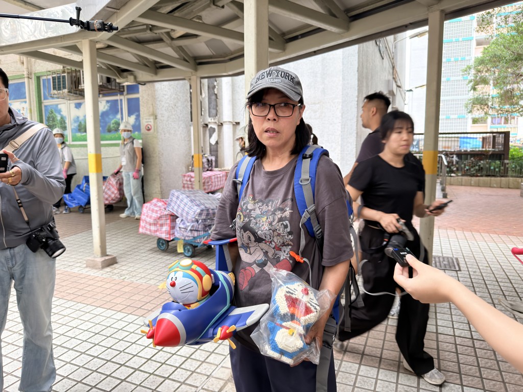 何小姐執拾的物品，包括朋友送贈的多啦A夢公仔。