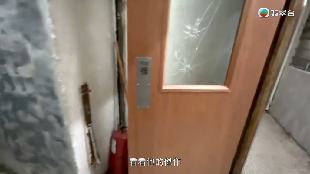 防火門玻璃被打爛。 防火門玻璃被打爛。