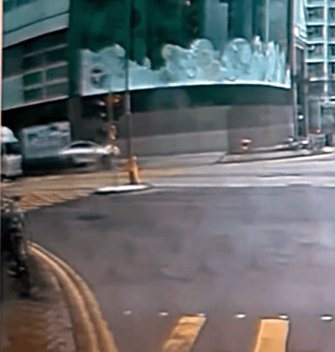 私家车铲壆撞交通灯后起飞。fb：车cam L（香港群组）