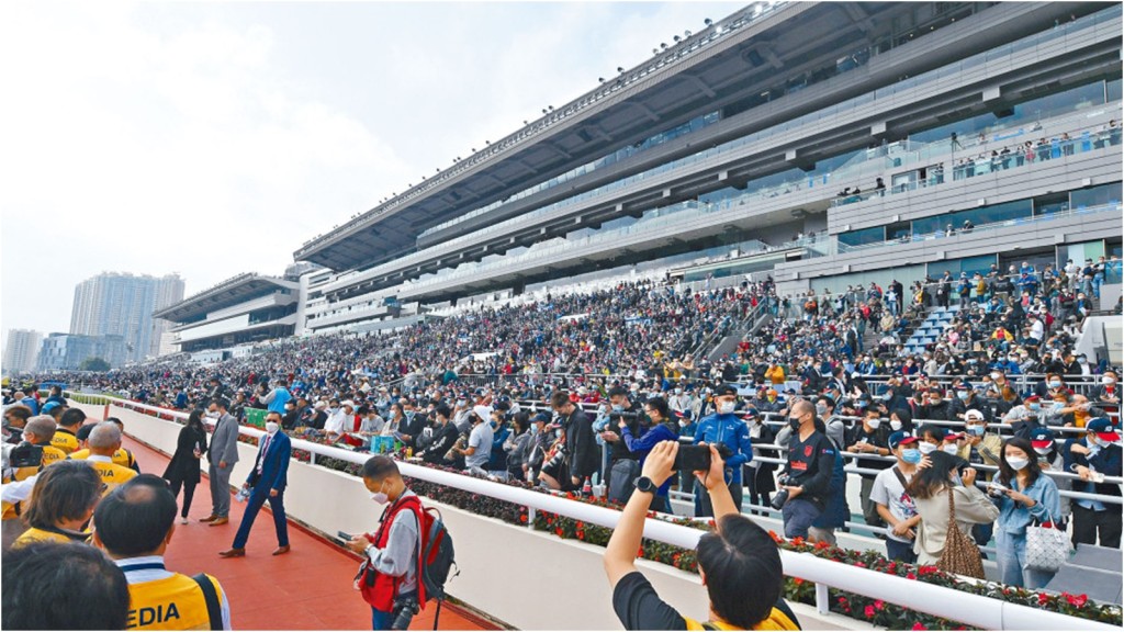 沙田馬場昨午舉行年度盛事香港國際賽馬日,逾四萬二千人現場觀戰。