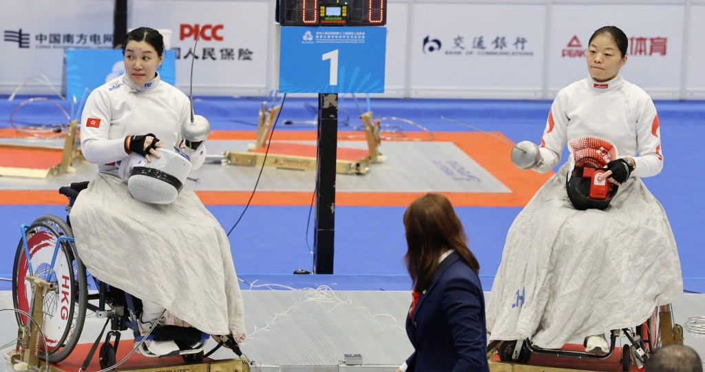 翠怡(左)四强对巴黎残奥奖牌得主邹绪凤(右)。徐嘉华摄 翠怡(左)四强对巴黎残奥奖牌得主邹绪凤(右)。徐嘉华摄
