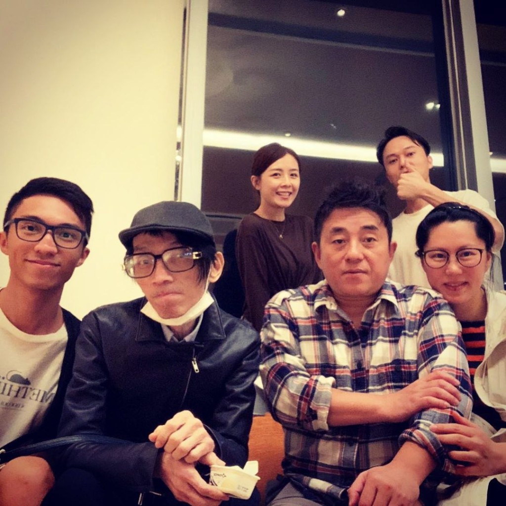 今年10月，Jacky（左二）仍抱病到呂方（前右二）家中探BB。
