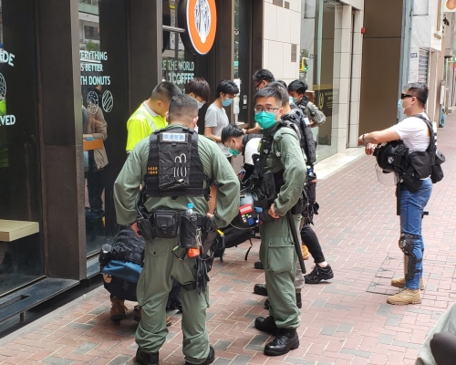 警方截查市民。