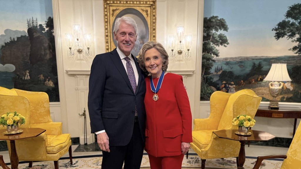 克林頓與希拉莉拒就愛潑斯坦案到國會作證。 fb / Bill Clinton