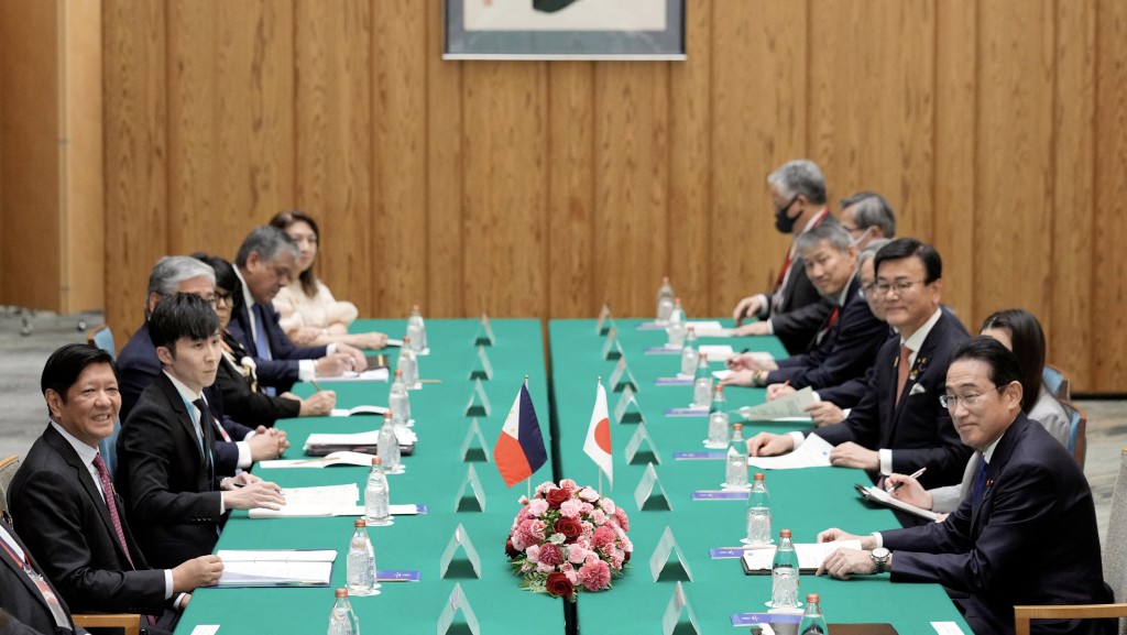 小馬可斯（左一）與岸田文（右一）周日在日本首相官邸舉行雙邊會議。 路透社