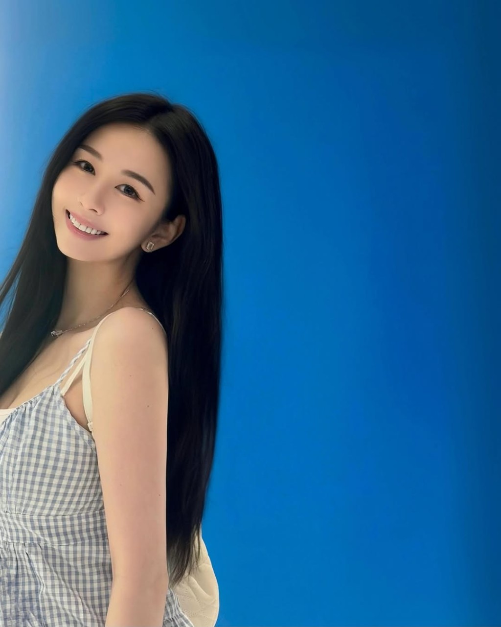 沈月笑容甜美,散發出少女的青春氣息。 沈月笑容甜美,散發出少女的青春氣息。