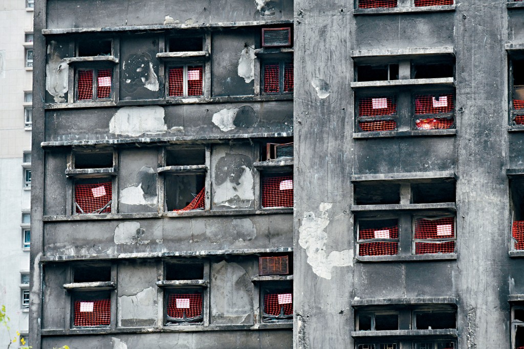 宏福苑遭火災影響大廈的部分單位窗戶被圍上，疑為安排居民上樓執拾作好準備。