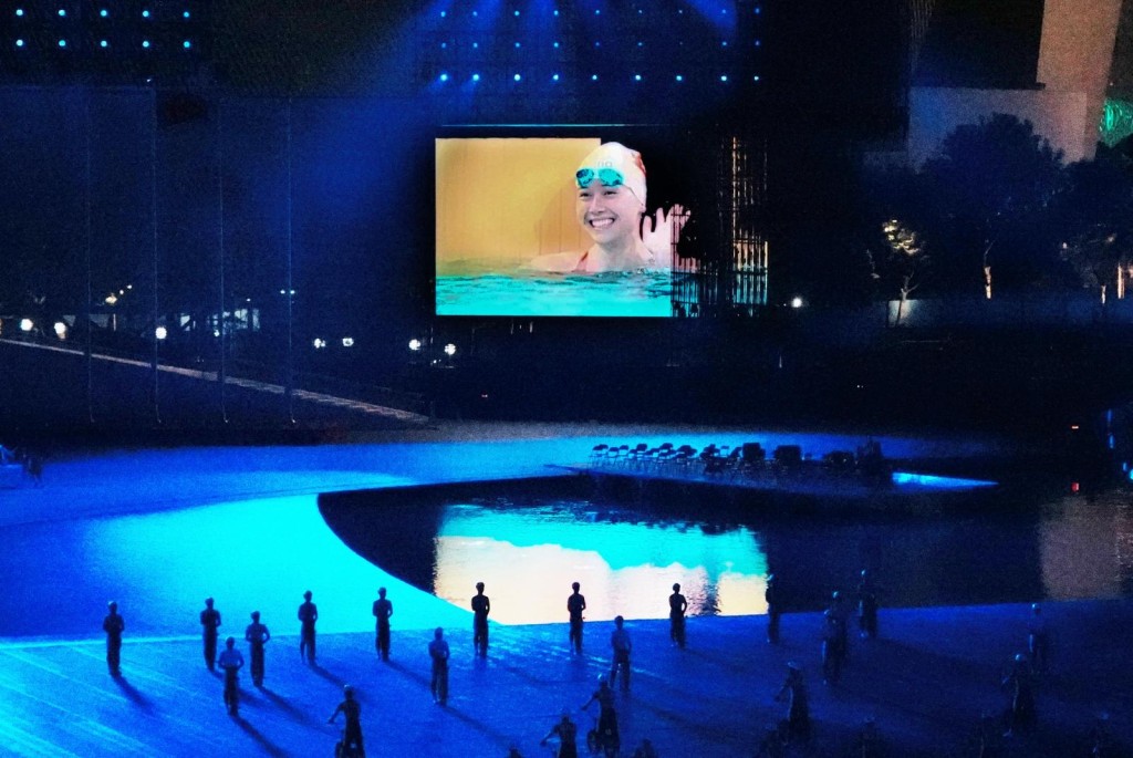 第十五屆全運會閉幕,賽事回顧影片出現何詩蓓的畫面。 汪旭峰攝 第十五屆全運會閉幕,賽事回顧影片出現何詩蓓的畫面。 汪旭峰攝