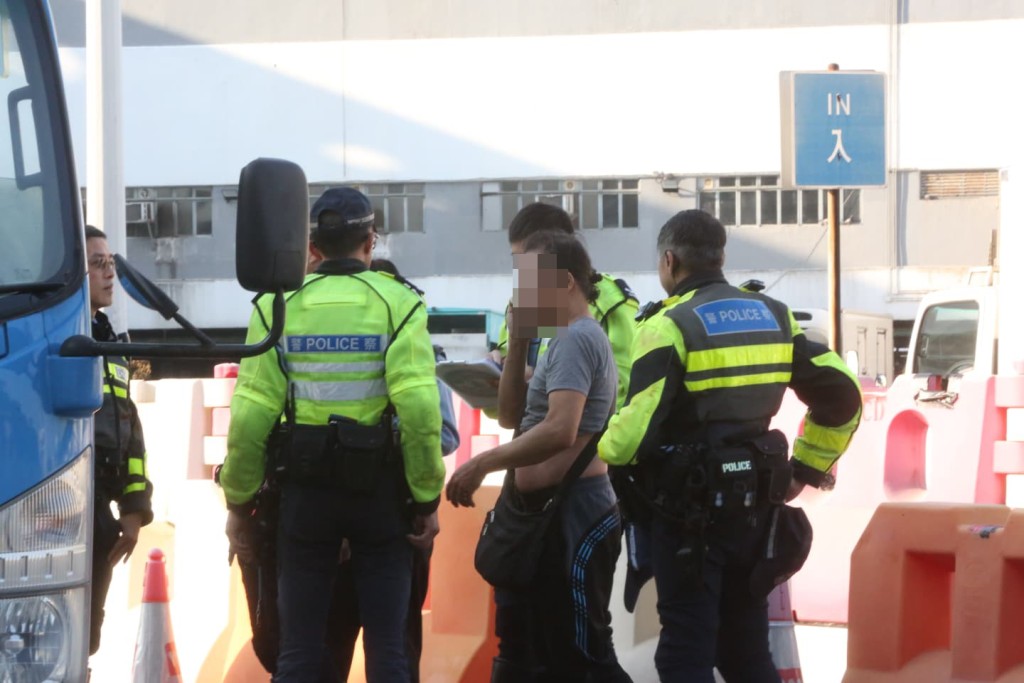 司機涉嫌「酒後駕駛」將他拘捕。