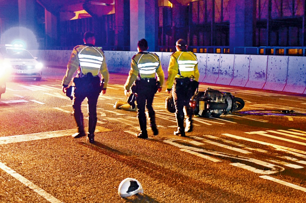 意外後電單車橫亘路中，交通警員在場調查。