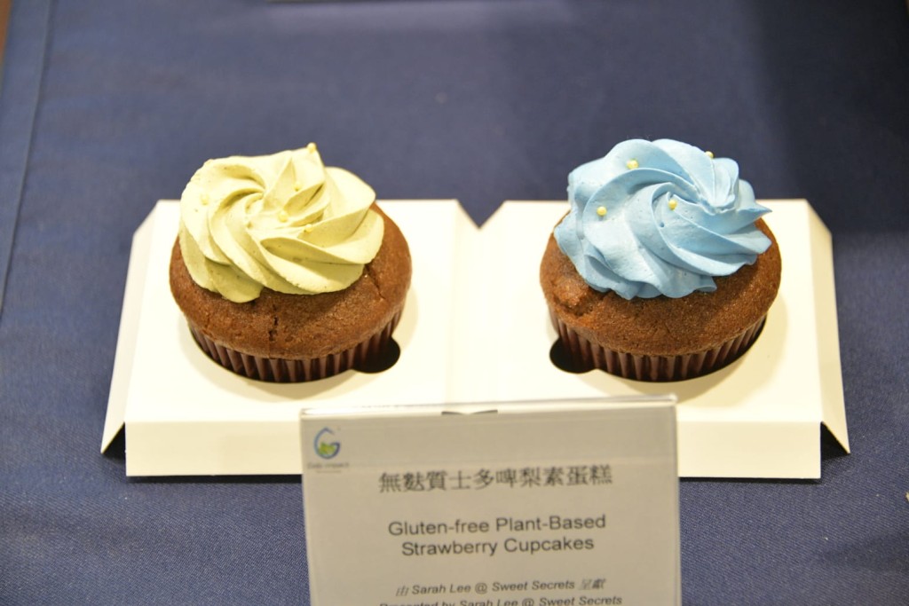 張遴琪展示由微藻製成的蛋糕。