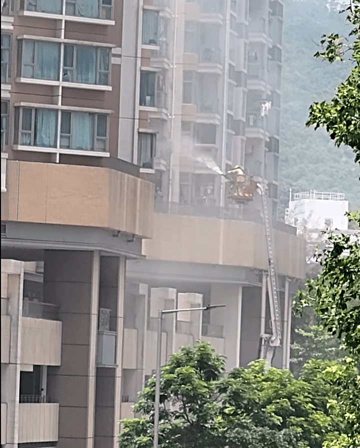 消防升起雲梯射水。fb：香港交通及突發事故報料區