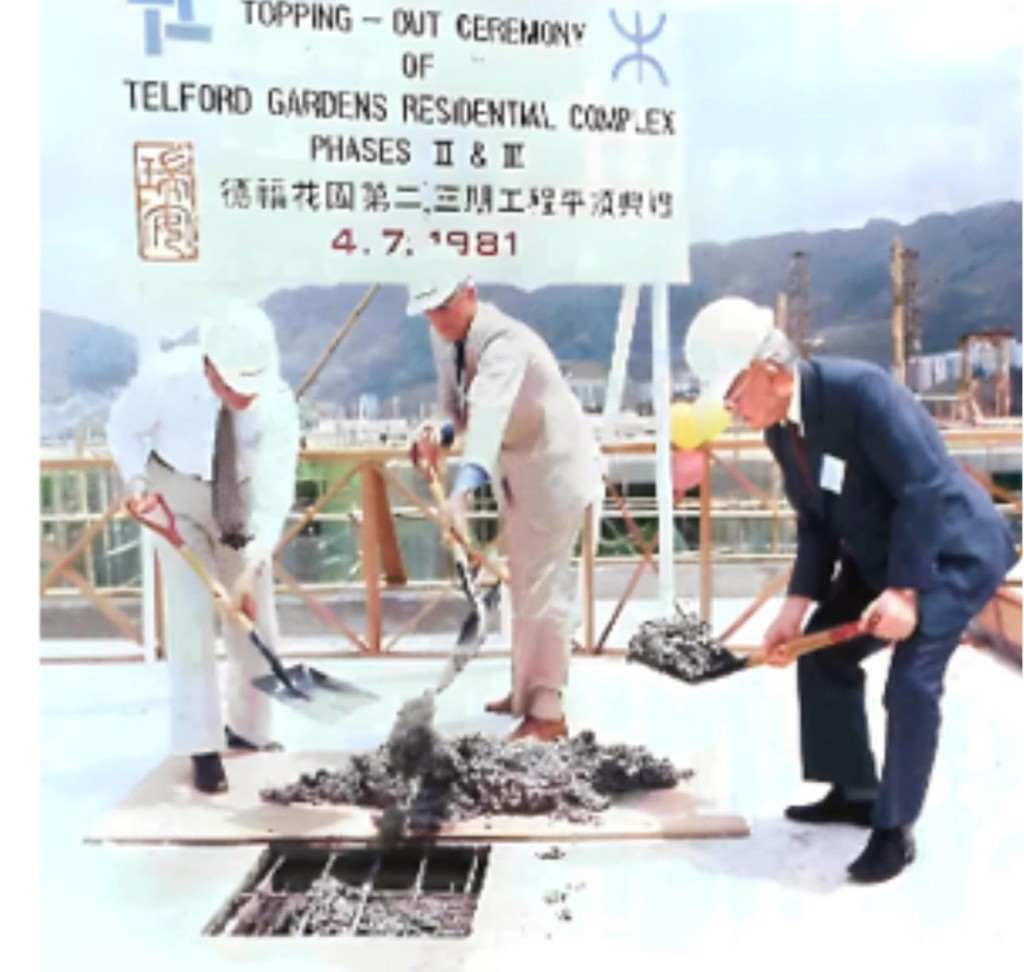 1981年7月4日,時任地鐵公司主席唐信(中)聯同恒隆發展有限公司主席陳曾熙(左)及合和實業有限公司主席胡忠(右),主持德福花園第二及三期建築工程的平頂儀式,象徵項目邁向新里程。港鐵提供 1981年7月4日,時任地鐵公司主席唐信(中)聯同恒隆發展有限公司主席陳曾熙(左)及合和實業有限公司主席胡忠(右),主持德福花園第二及三期建築工程的平頂儀式,象徵項目邁向新里程。港鐵提供