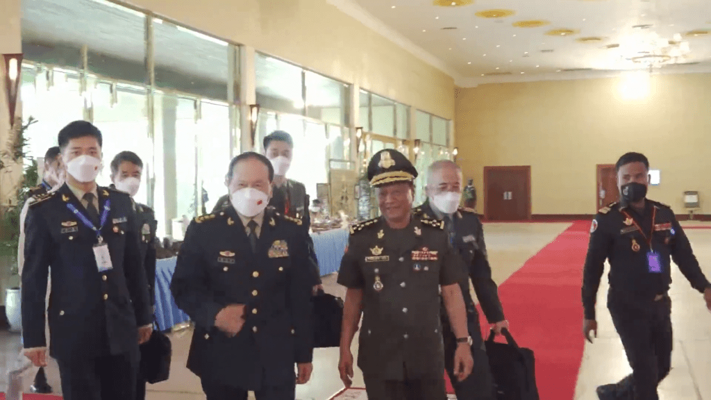 中國國防部長魏鳳和正步入會場。