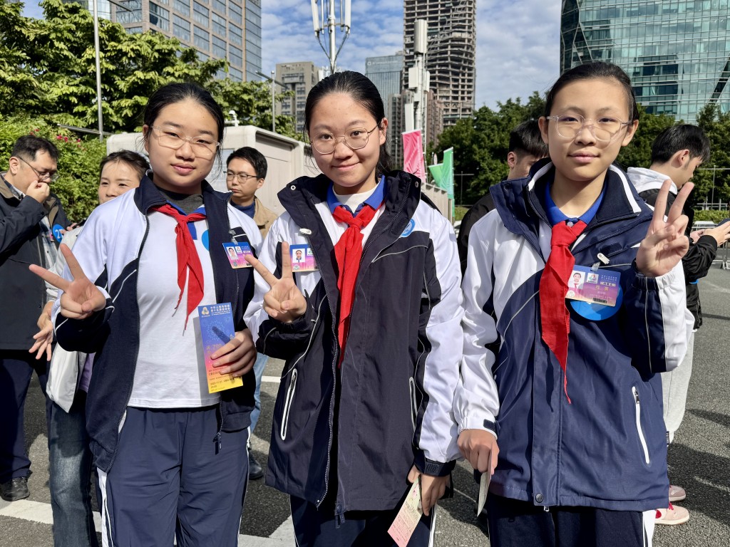 仍在上初二的張同學（中）表示深圳是一個有活力的城市，期待今晚閉幕禮。楊功煜攝