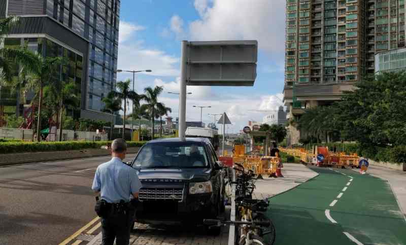 行動中警方拖走多輛涉嚴重路的車輛。圖:警方提供