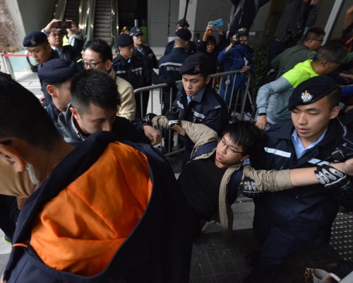示威者被警方抬走。