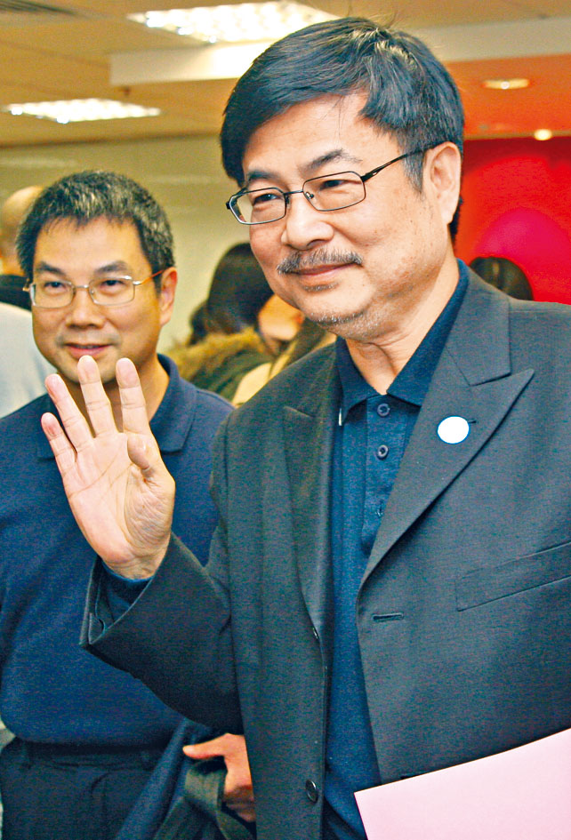 台灣命案疑犯陳同佳被律師蕭思江（圖）入稟高院，希望法庭裁定律政司司長有權在港以謀殺罪控告陳同佳。]