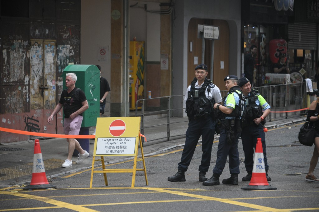 在香港大球场外，警方继续实施临时封路措施。苏正谦摄