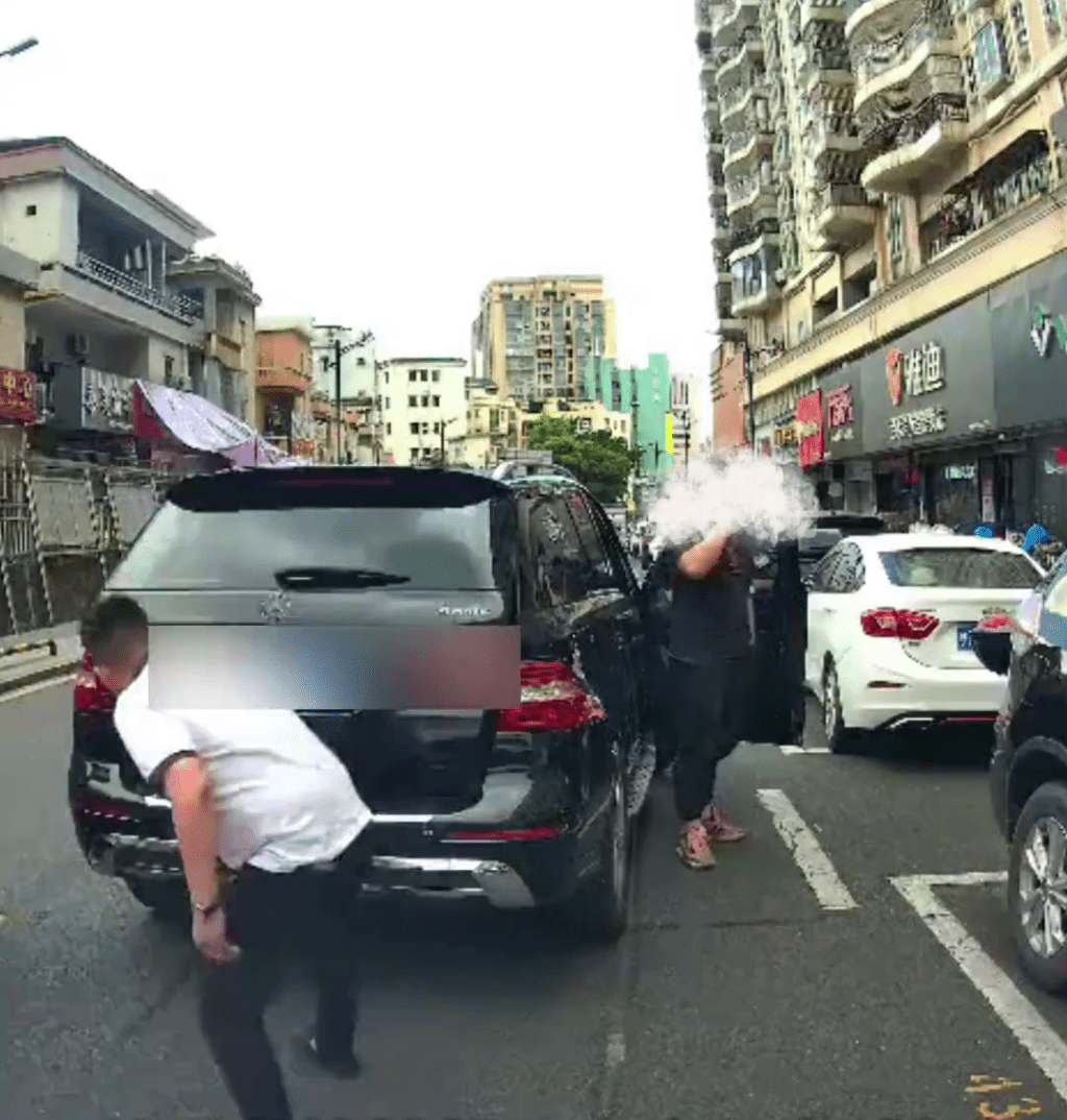 白衫的狂躁司機「閘車」後打開車尾箱。 白衫的狂躁司機「閘車」後打開車尾箱。