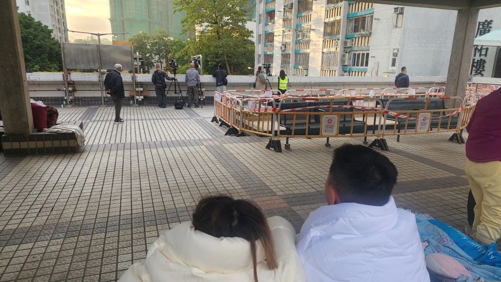 莫女士與丈夫通宵在廣福邨街市平台留宿。黎志偉攝 莫女士與丈夫通宵在廣福邨街市平台留宿。黎志偉攝