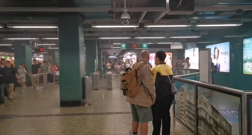 有港铁职员在场维持秩序。香港突发事故报料区FB