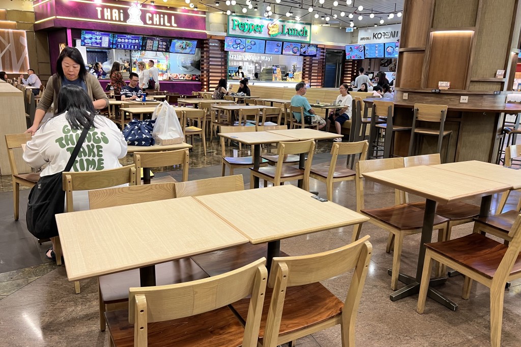 风暴期间旺角区内商场有美食广场仍然营业。卢江球摄
