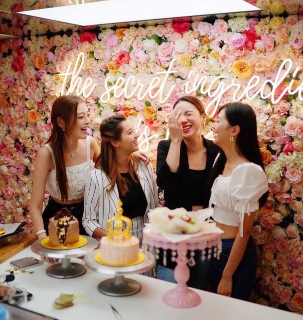 「港姐黨」一齊學烘培，為鄺美璇慶祝生日。