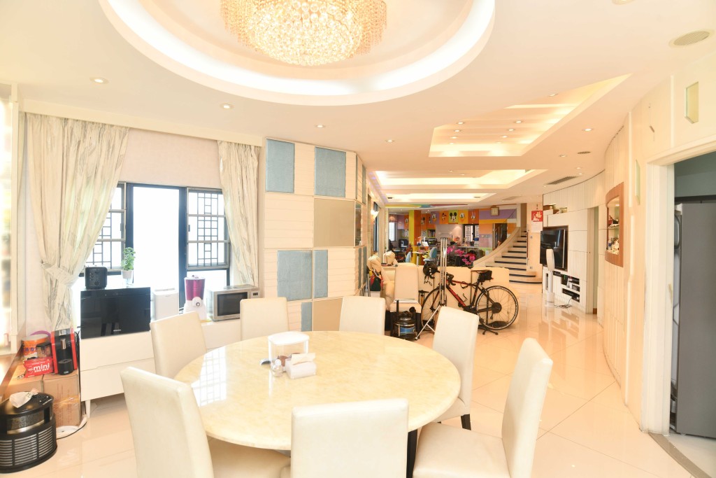 飯廳位置自成一隅,設有8人餐桌椅。