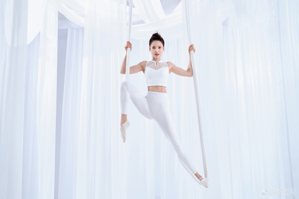 去年李若彤生日贴出一辑空中瑜伽相，她当时留言说「小龙女三式」。