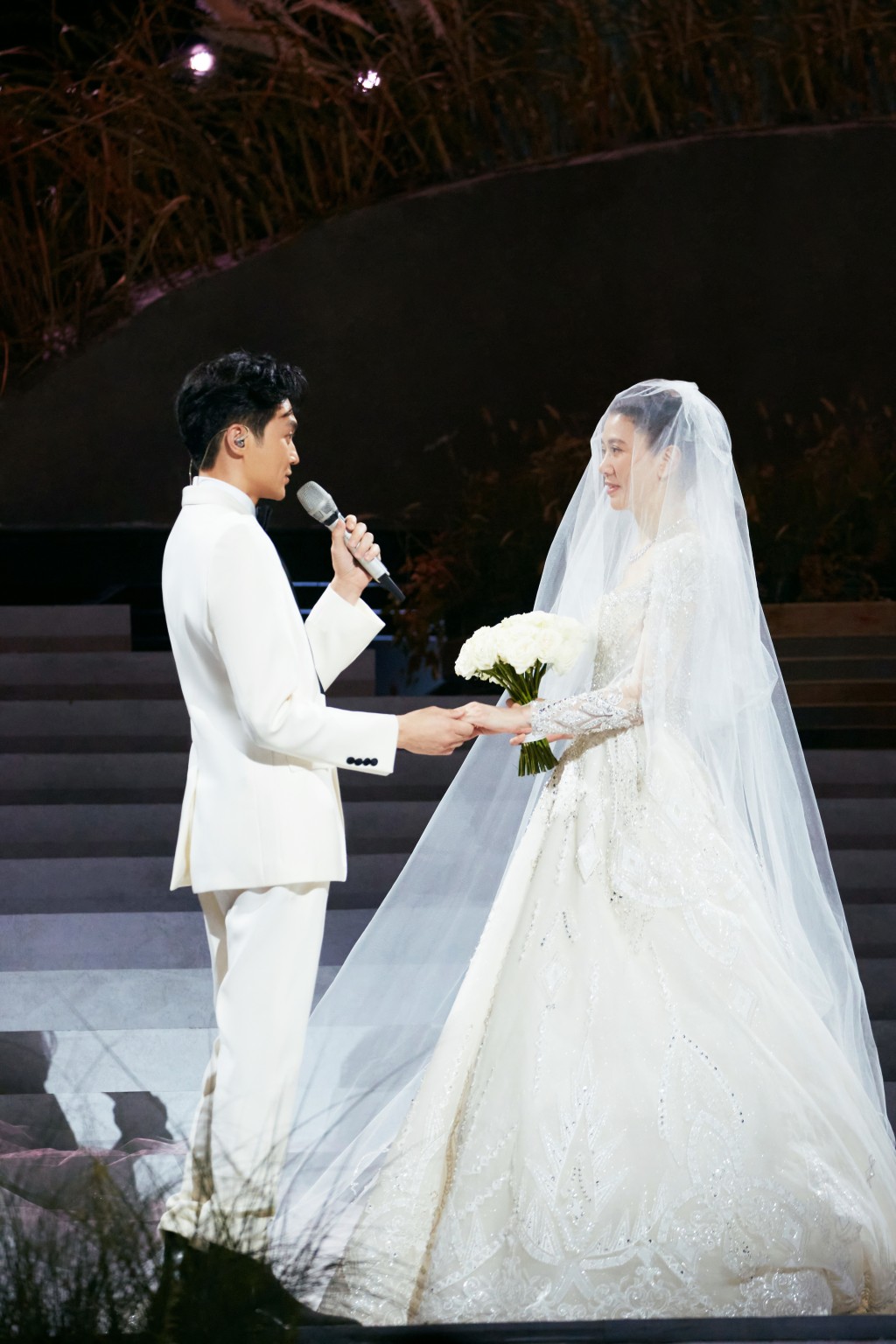 在公演上與袁詠儀補辦婚禮，不過節目播出後卻被網民鬧爆。