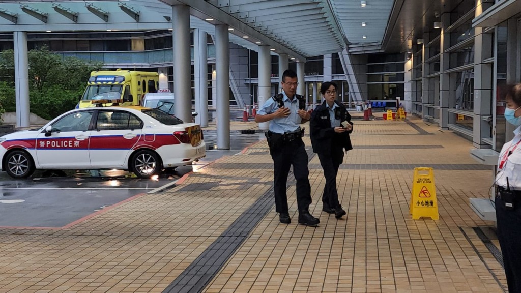 警方到醫院向傷者錄取口供。 警方到醫院向傷者錄取口供。