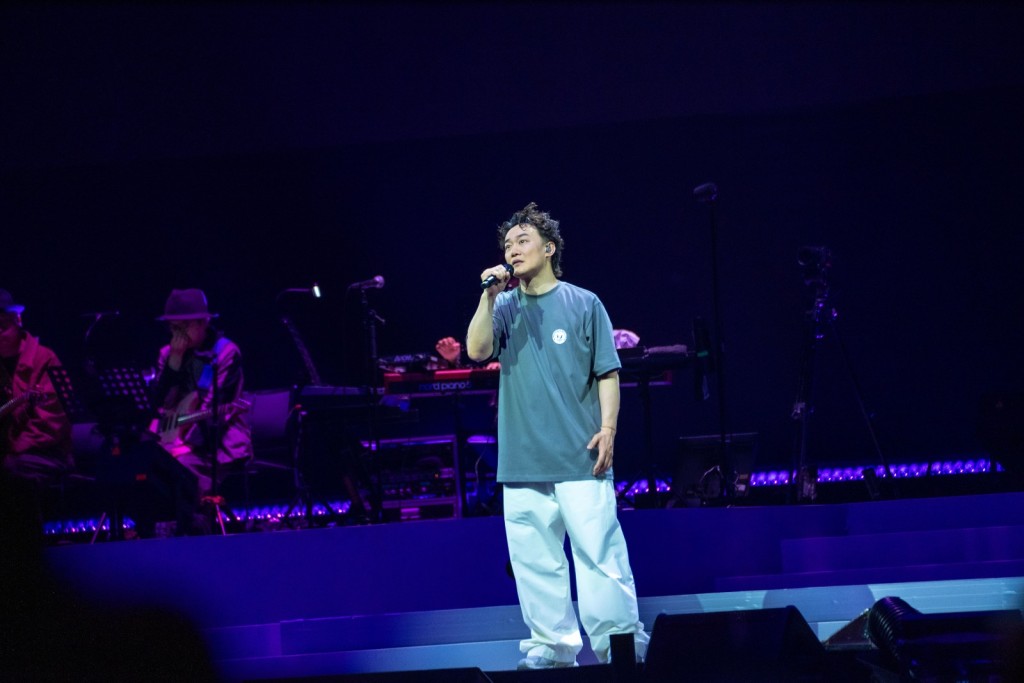 Eason重新詮釋玉置浩二經典《Mr. Lonely X 愈想愈無謂》 的雙語版本。 Eason重新詮釋玉置浩二經典《Mr. Lonely X 愈想愈無謂》 的雙語版本。