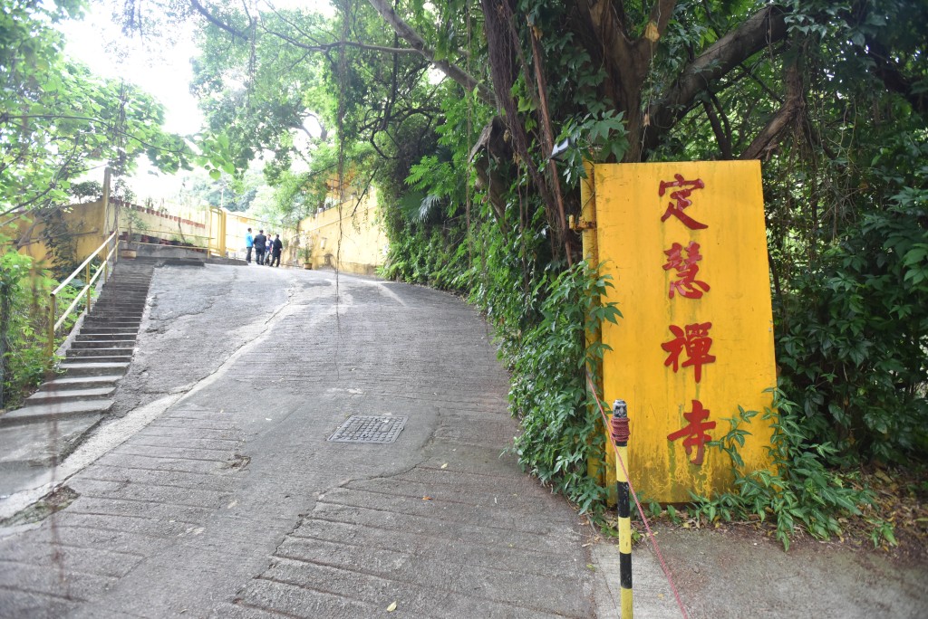 翁静晶早年曾揭发定慧寺丑闻，除了指出寺内财政混乱外，亦发现女住持释智定疑假结婚。