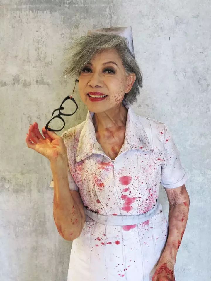 罗兰2017年的护士造型，认真喷血。