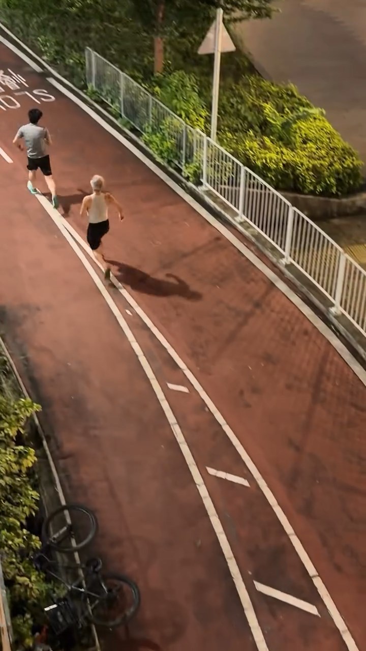 老翁一度尾隨追前並破口大罵，但最終停下腳步，望住對方跑遠。wy15032020@Threads影片截圖