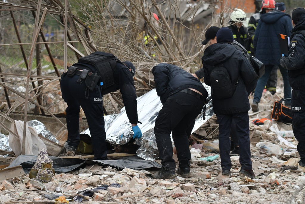 利沃夫地方檢察官指，死者中有4人來自同一家人。美聯社