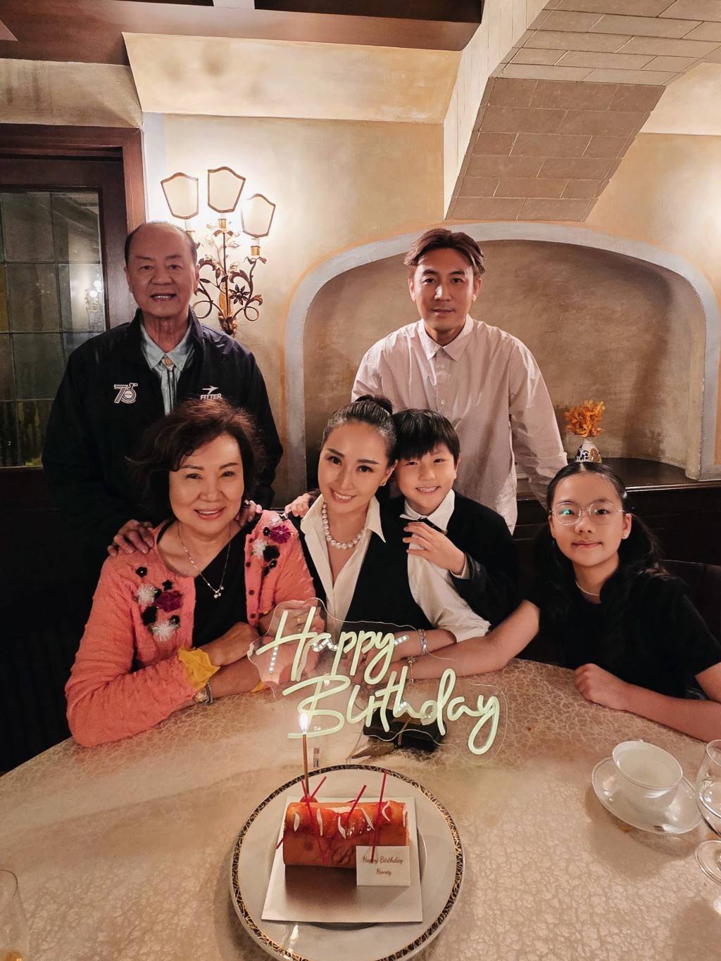 近日譚俊彥太太任祉妍生日，與老公譚俊彥、老爺狄龍、奶奶陶敏明以及一對仔女三代同堂，溫馨大合照。