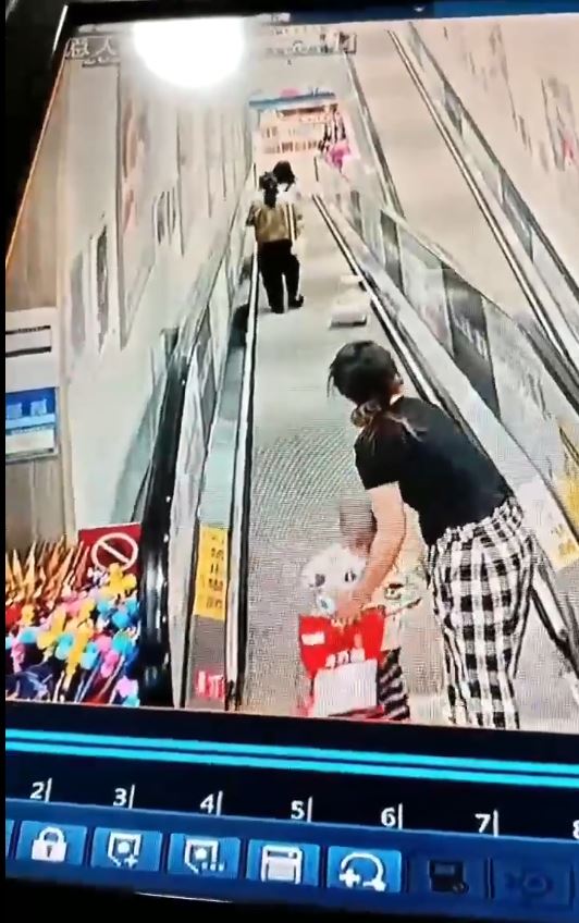 極品寶媽在電扶梯「放飛」玩具車，害前方「洢諾」母女被炒低受傷。抖音
