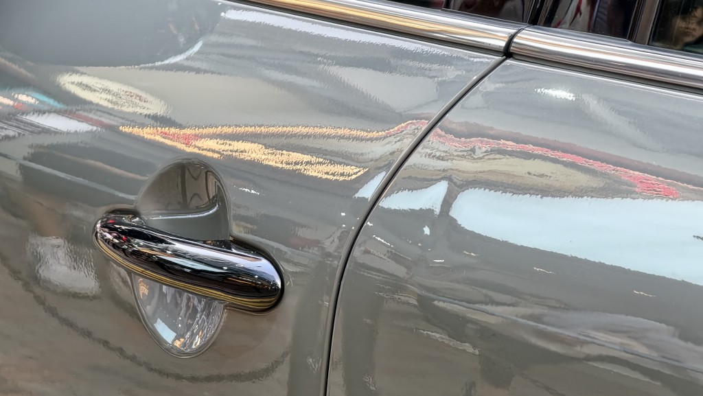 吳男駕駛的私家車車門有輕微損毀。