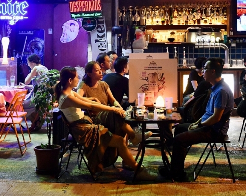 
疫情放緩，酒吧食肆人流增，警方加強巡查。資料圖片