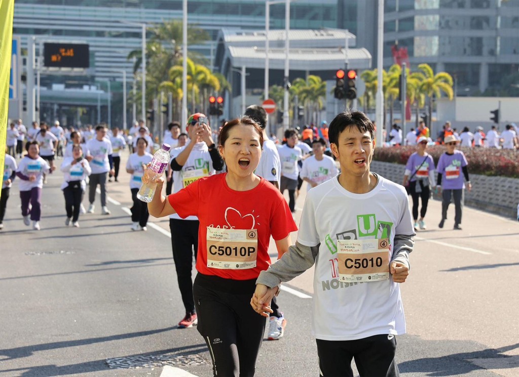 馬會義工隊 CARE@hkjc 成員與參賽者合照。馬會提供圖片