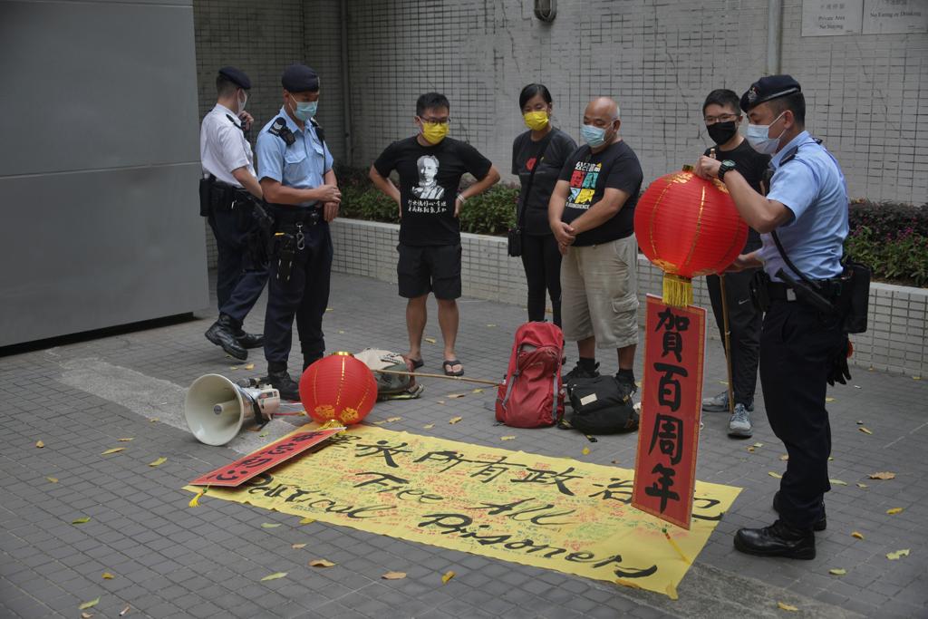 警員調查示威者。