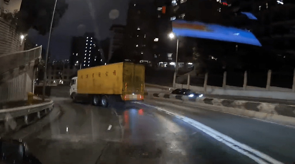 货车疑路滑跣軚失控。fb：香港突发事故报料区